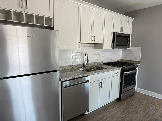 945 Kenmore Ave — Photo 2