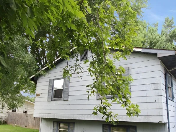 3819 4th Ave #A, East Moline, IL 61244