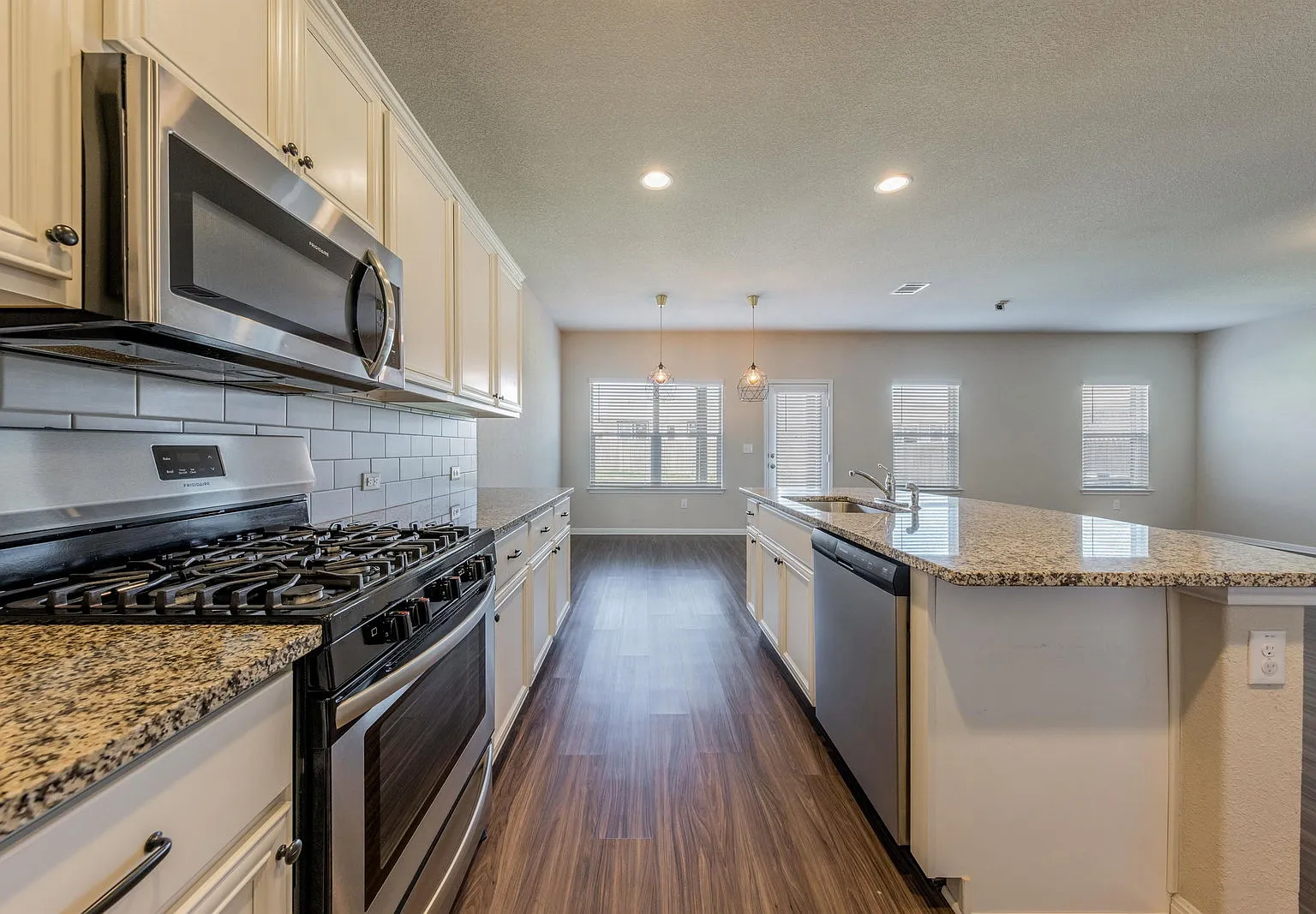 4 bed, 2.5 bath, 2485 sqft, $2,300 — Photo 4