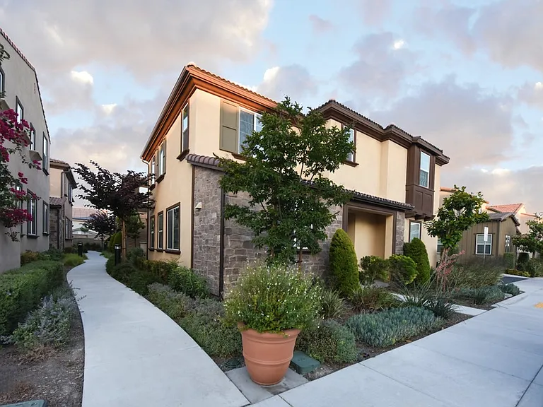 7075 Montecito Ln — Photo 2