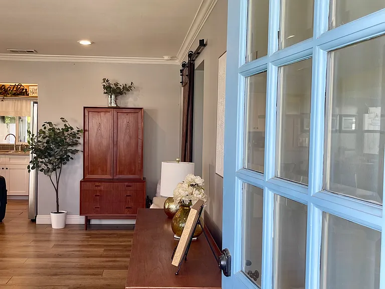 571 Park Dr — Photo 3