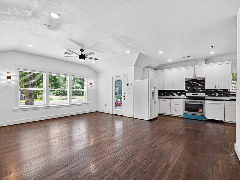 7030 Sidney St — Photo 8
