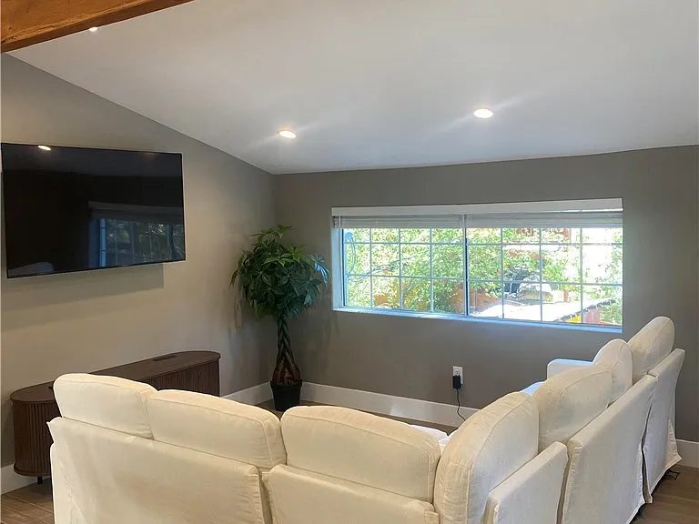 691 Yukon Dr #B — Photo 7