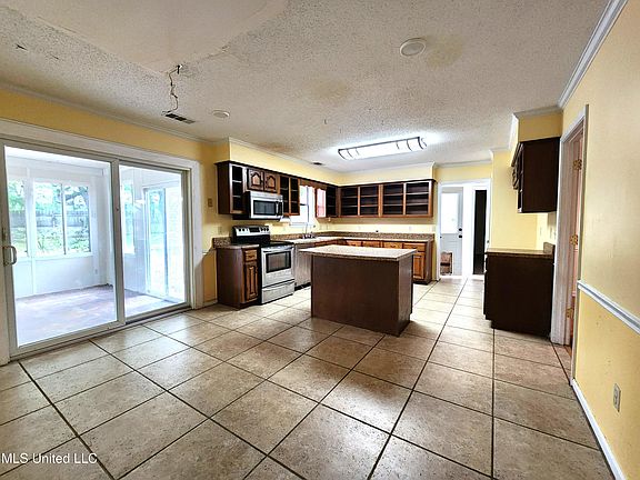 4th image of 3850 Plum Point Dr E