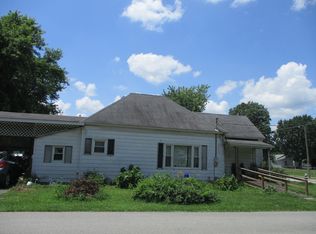 704 Division St, Benton, IL 62812