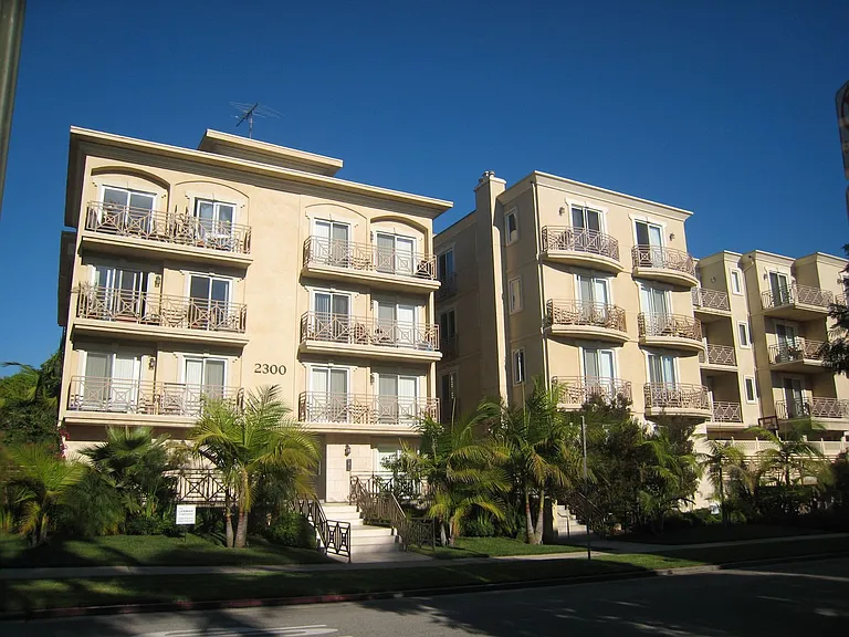 2300 Fox Hills Dr — Photo 1