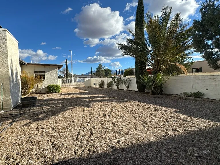 1041 Carmelita Dr — Photo 23