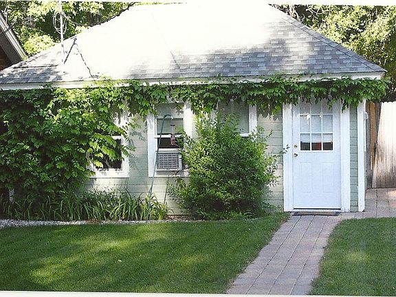 carriage house/1 room+bath