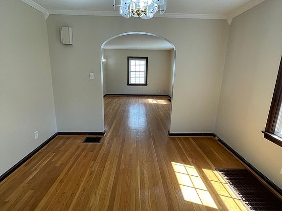 3rd image of 3622 Russell Ave