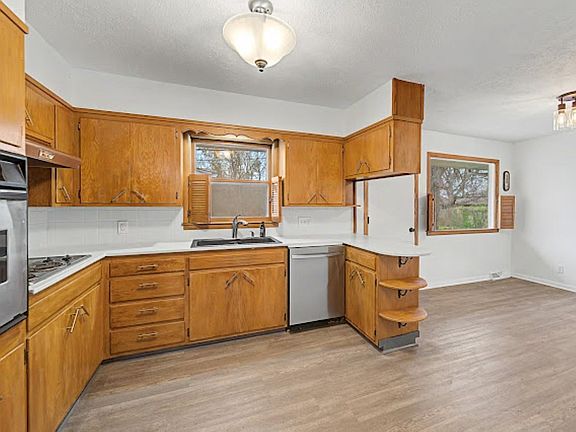 5th image of 921 Manor Rd