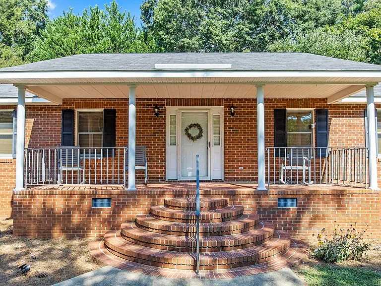 114 Fisher Dr — Photo 1