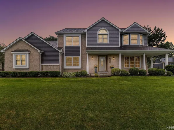 2297 Havenwood Dr, White Lake, MI 48383