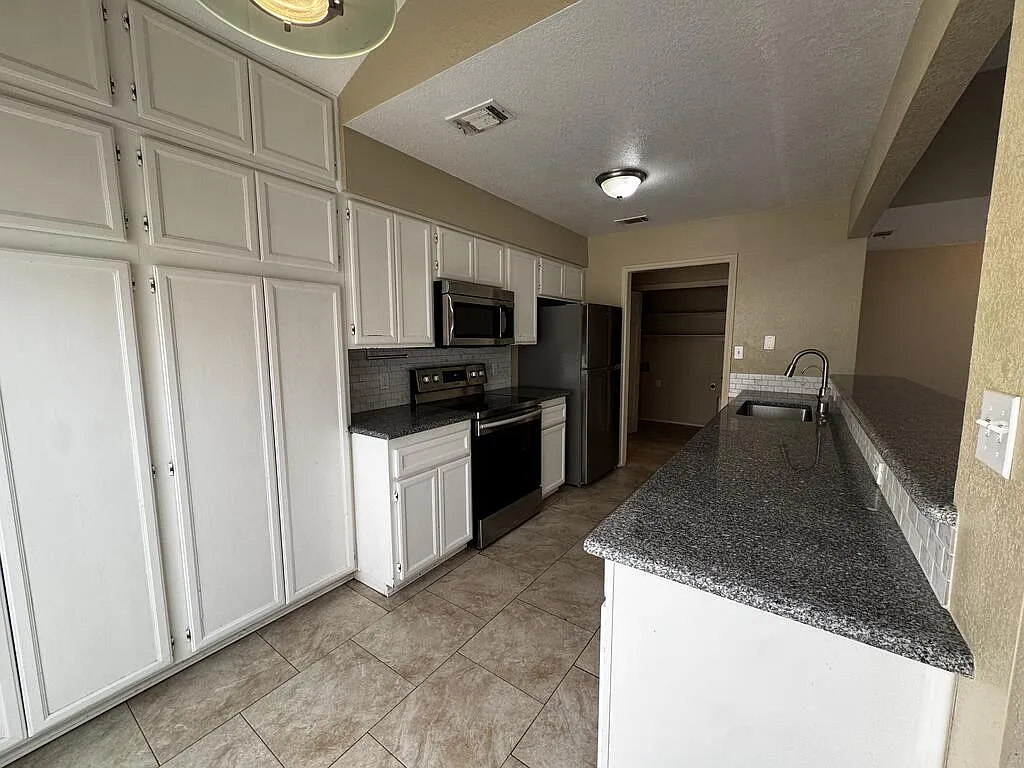 2 bed, 2.0 bath, 1054 sqft, $1,850 — Photo 4