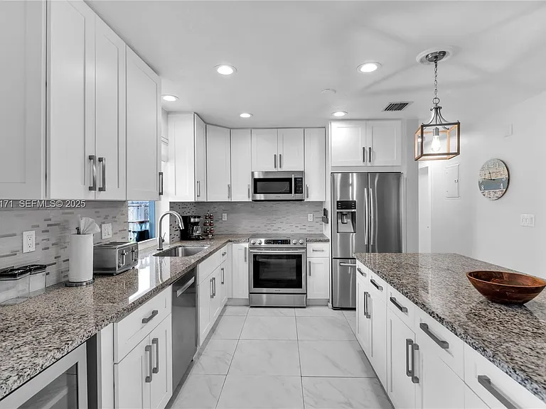 251 SE 8th St — Photo 7