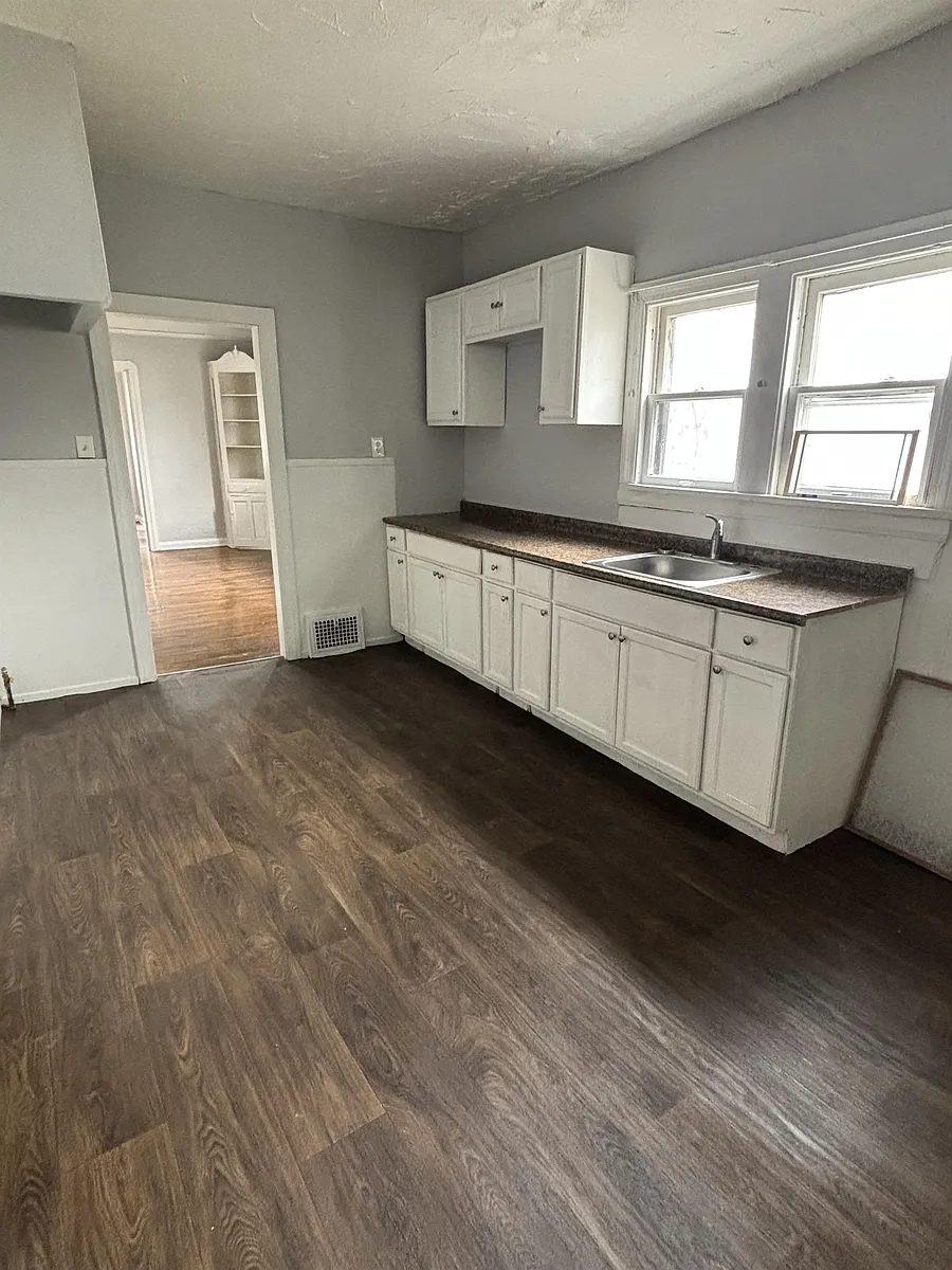 Building Photo - 2931 E 112th St #1