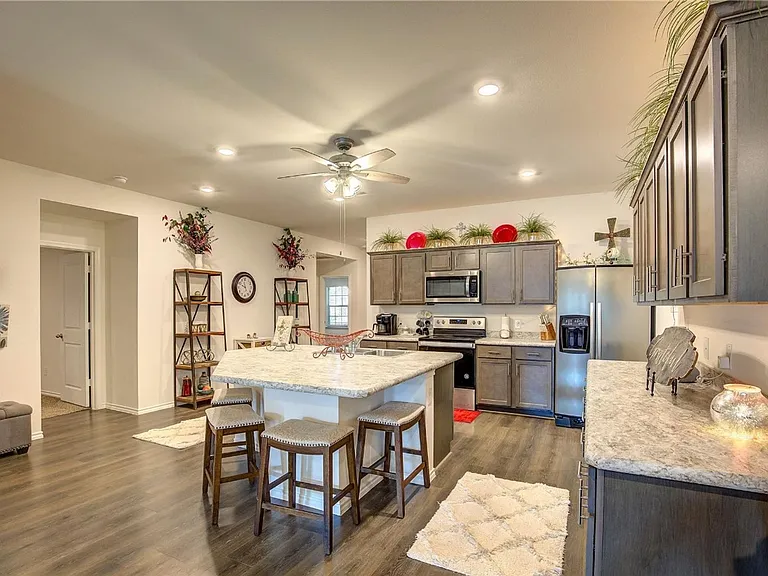 1004 Basswood Ln — Photo 4