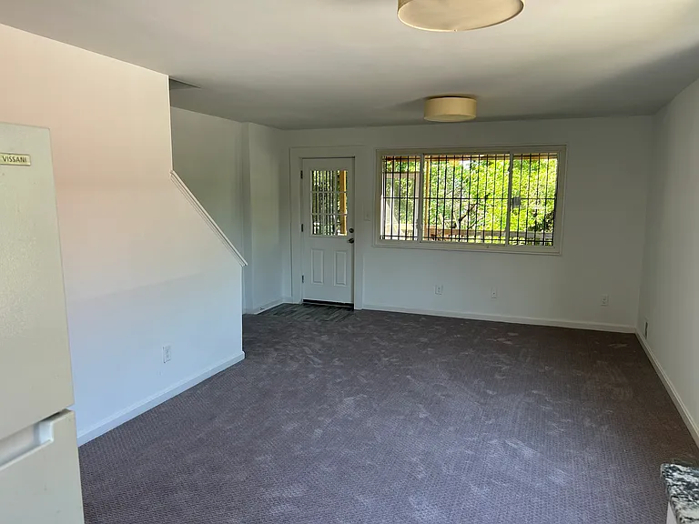 716 Audrey Ln — Photo 4