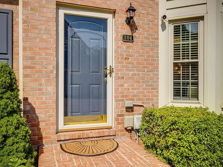 304 Ashley Oaks Private Dr — Photo 2