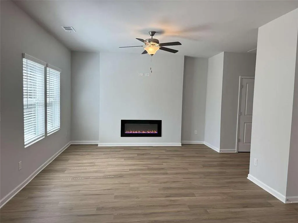 4 bed, 2.5 bath, 1800 sqft, $2,275 — Photo 2