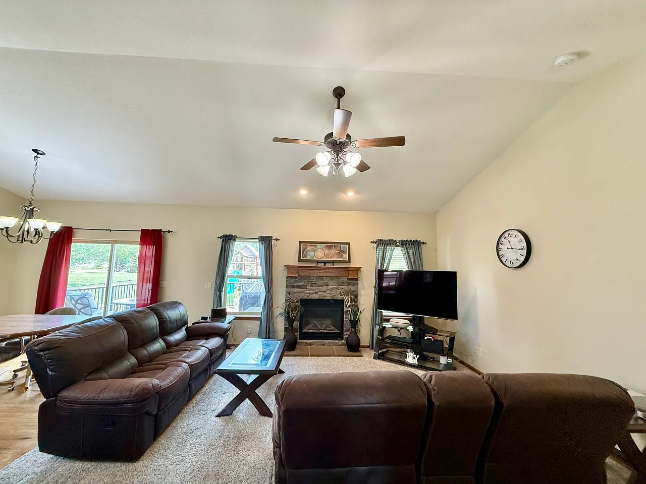 4 bed, 2556 sqft, $2,750 — Photo 4