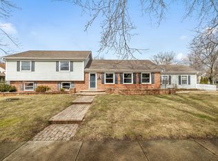 1415 Chestnut Ridge Dr, Naperville, IL 60540