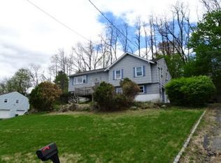 13 Autumn Ln, Hackettstown, NJ 07840