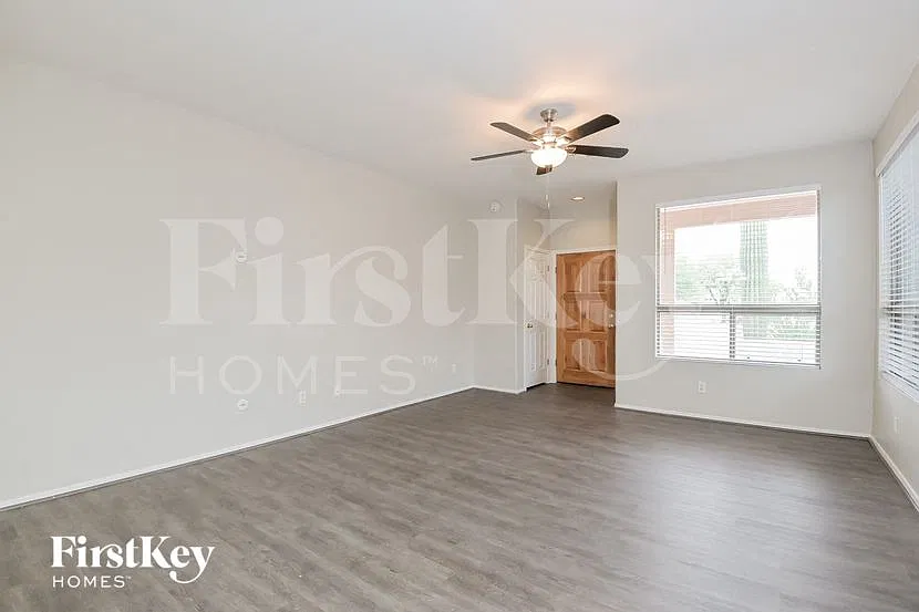 4 bed, 2.0 bath, 1840 sqft, $2,360 — Photo 3