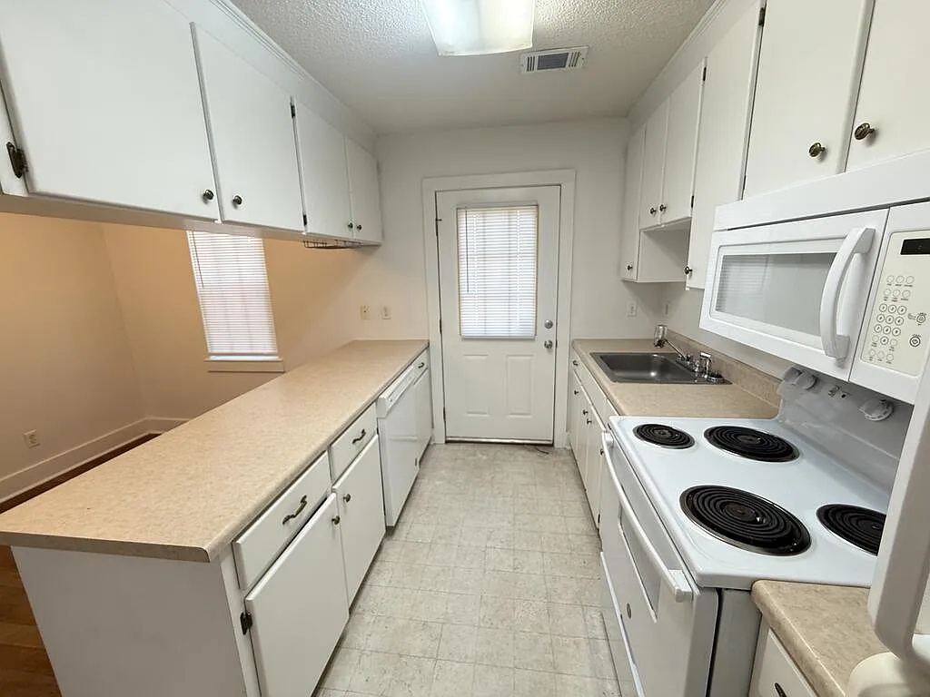 3 bed, 2.0 bath, 1450 sqft, $1,300 — Photo 4