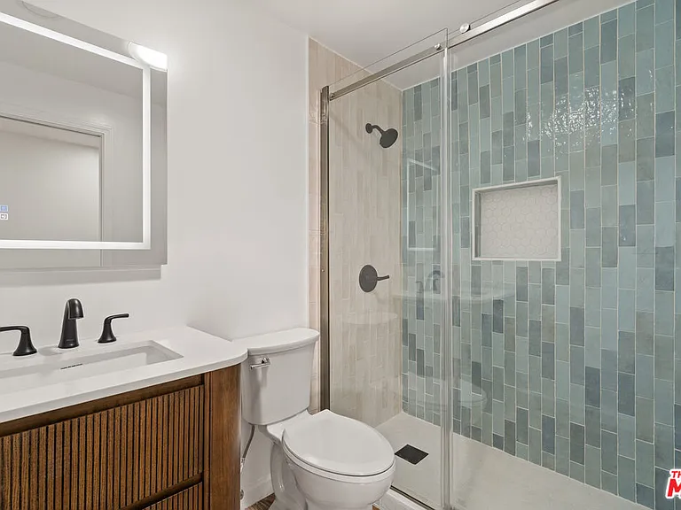 845 1/2 N Kilkea Dr — Photo 9
