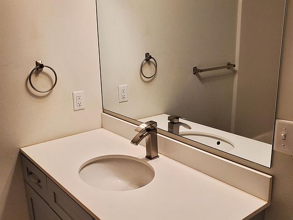 4th image of 816 Ruud Ln Unit 4
