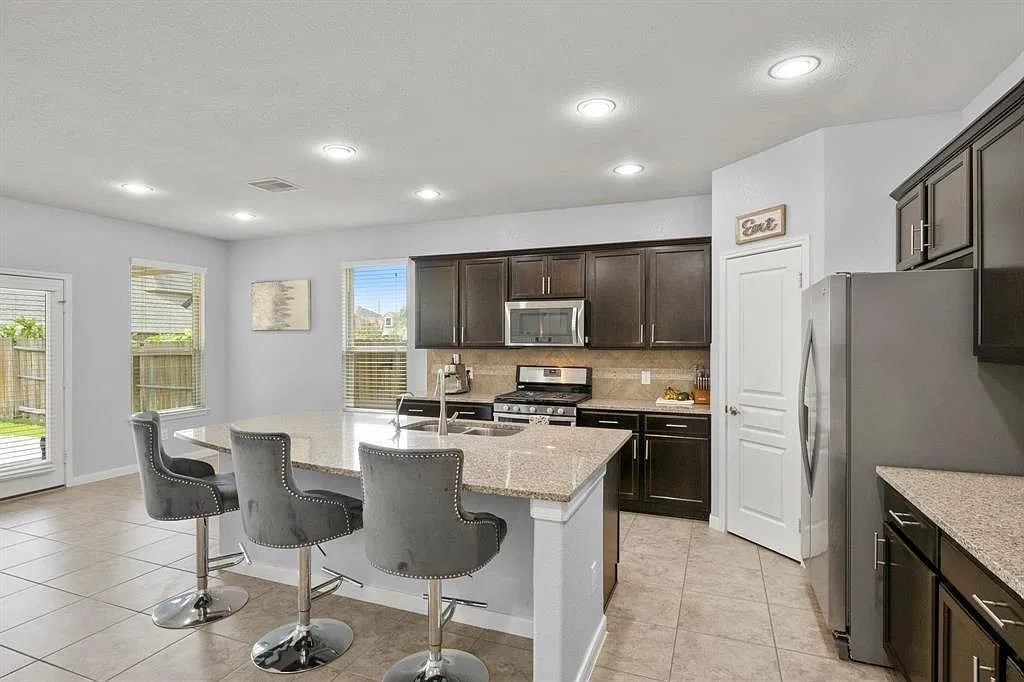 4 bed, 3.0 bath, 3256 sqft, $3,500 — Photo 4