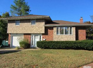 16 Coe Ct, Smithtown, NY 11787