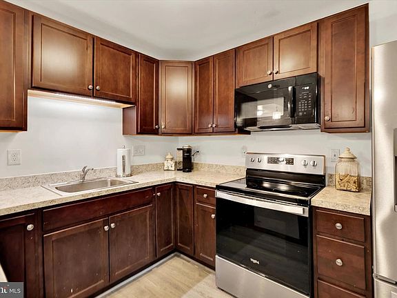 3rd image of 420 Charlestown Pl