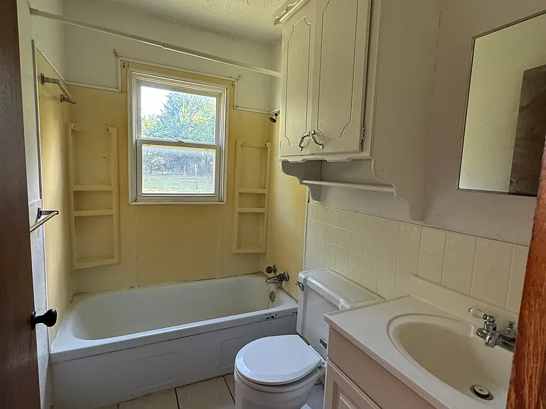 9010 NE 17th St — Photo 8