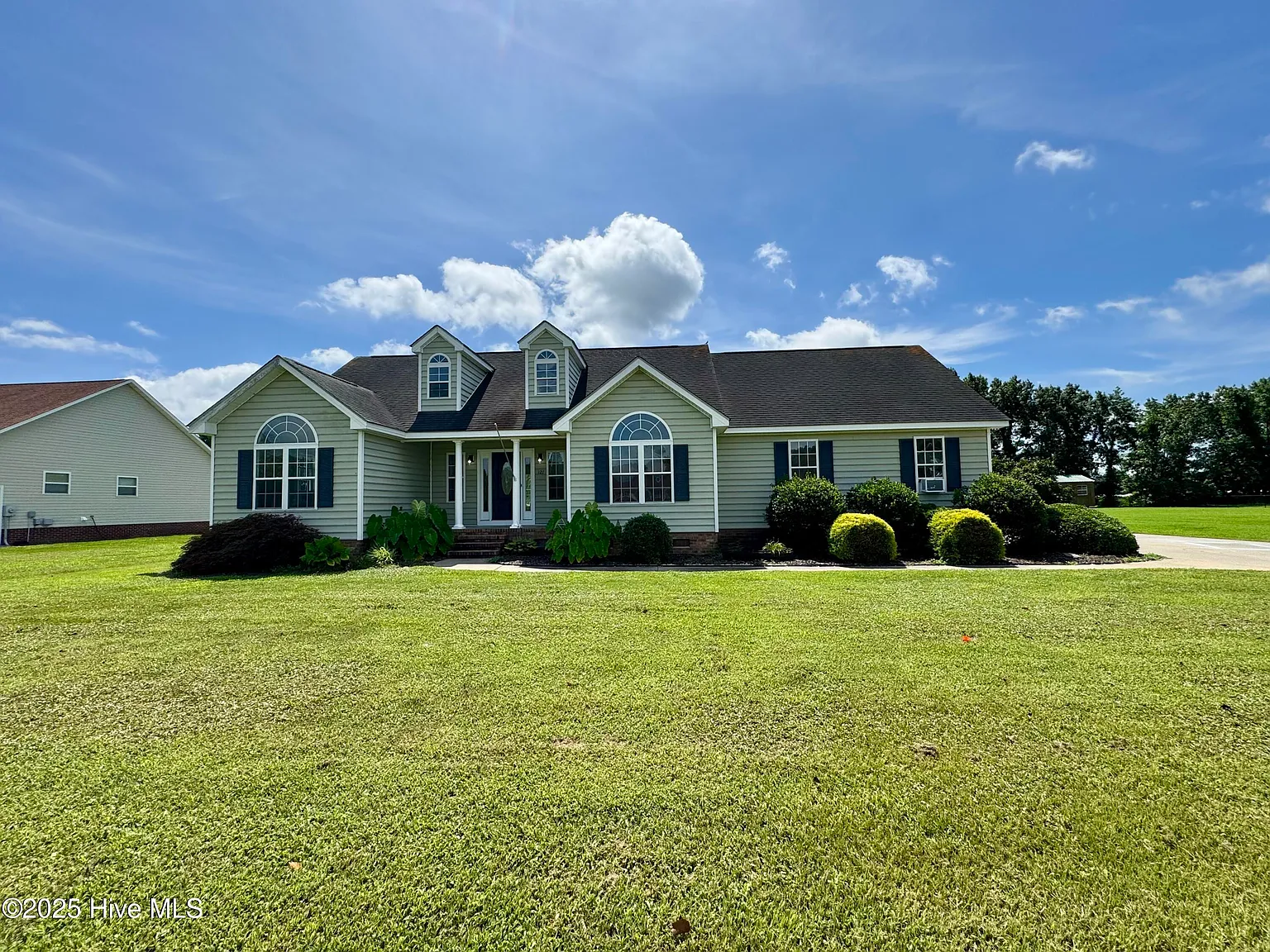 3 bed, 2.0 bath, $2,517 — Photo 1