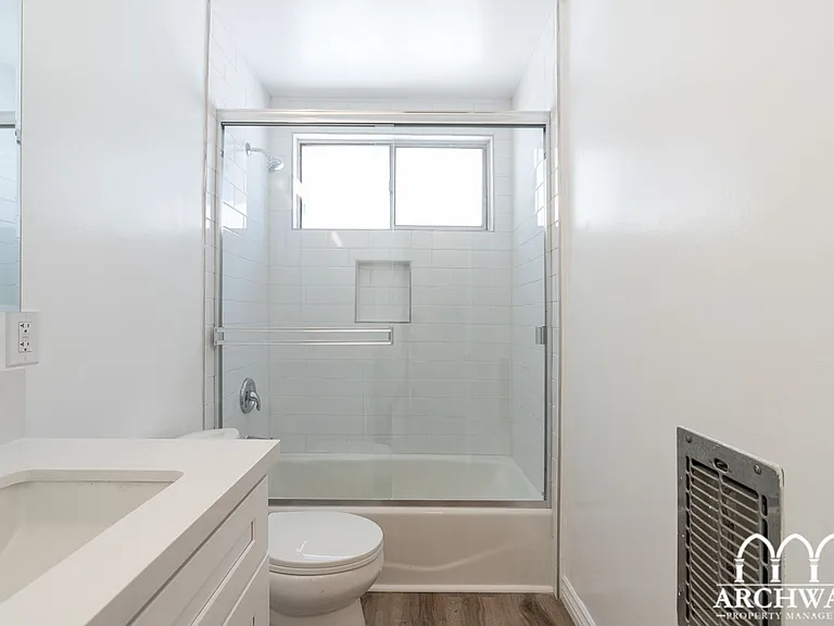 1115 Glenville — Photo 16