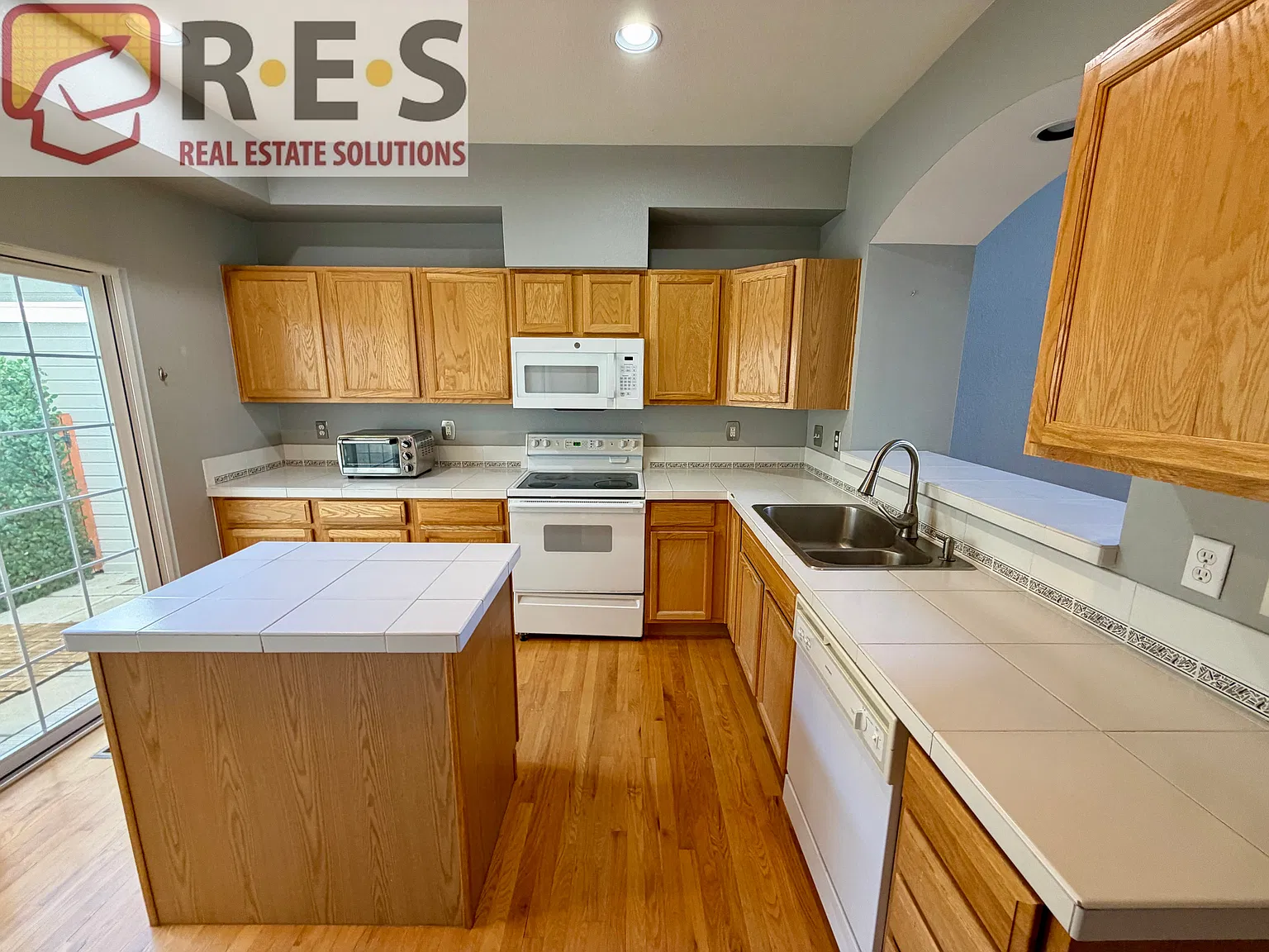 2 bed, 1896 sqft, $2,470 — Photo 2