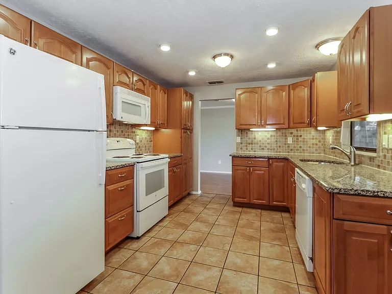 7801 Glencoe Dr — Photo 7