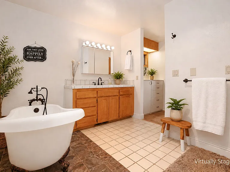1049 Woodside Ln — Photo 23