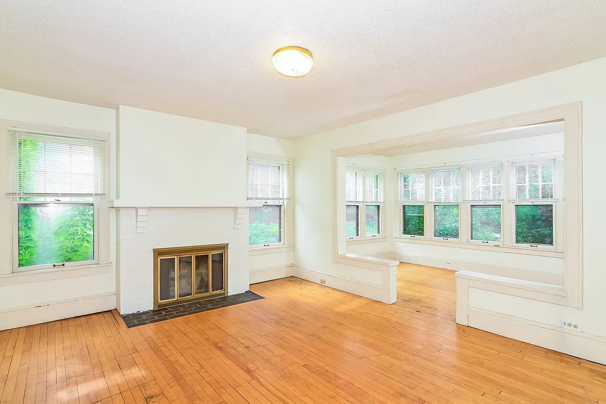 Building Photo - 509 6th Street SE