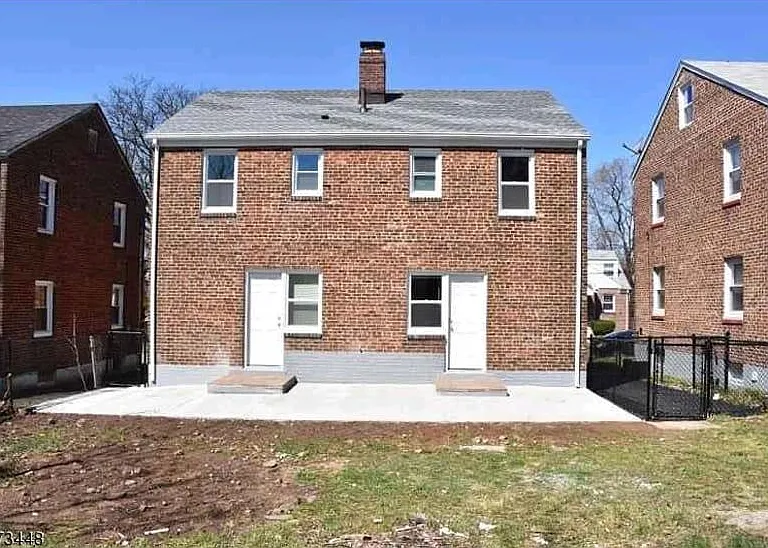 22 Dupont Pl — Photo 2
