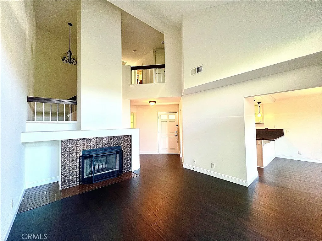3 bed, 2.5 bath, 1335 sqft, $4,000 — Photo 4