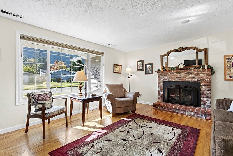 4th image of 110 Holly Park Street