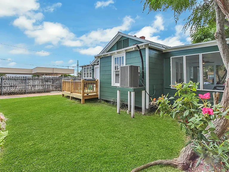 4518 Bernardo De Galvez Ave — Photo 33