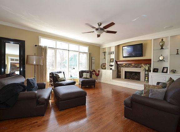 4th image of 233 Traver Ave