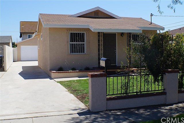 A comfy California bungalow in a quiet neighborhood
