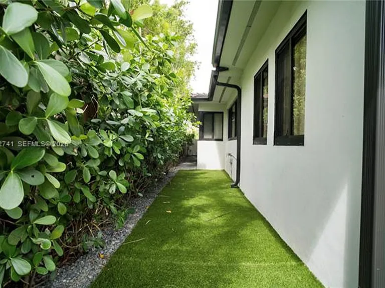 8811 Carlyle Ave — Photo 46