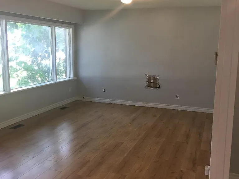 969 Davis Dr — Photo 2