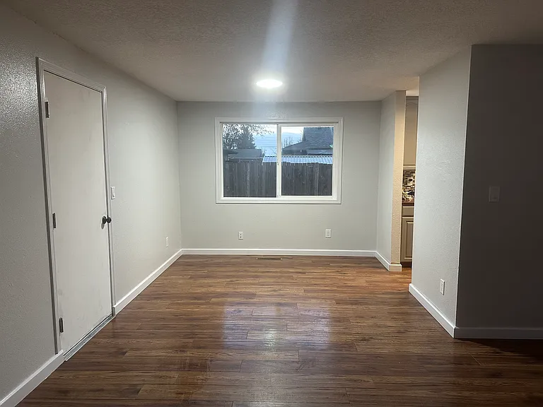 215 Brandywine Ct — Photo 3