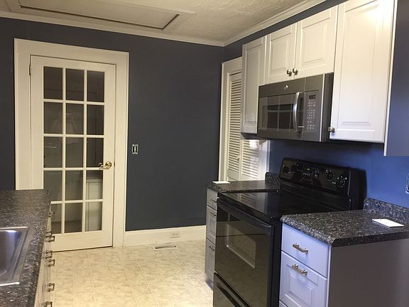 Laundry & pantry off kitchen